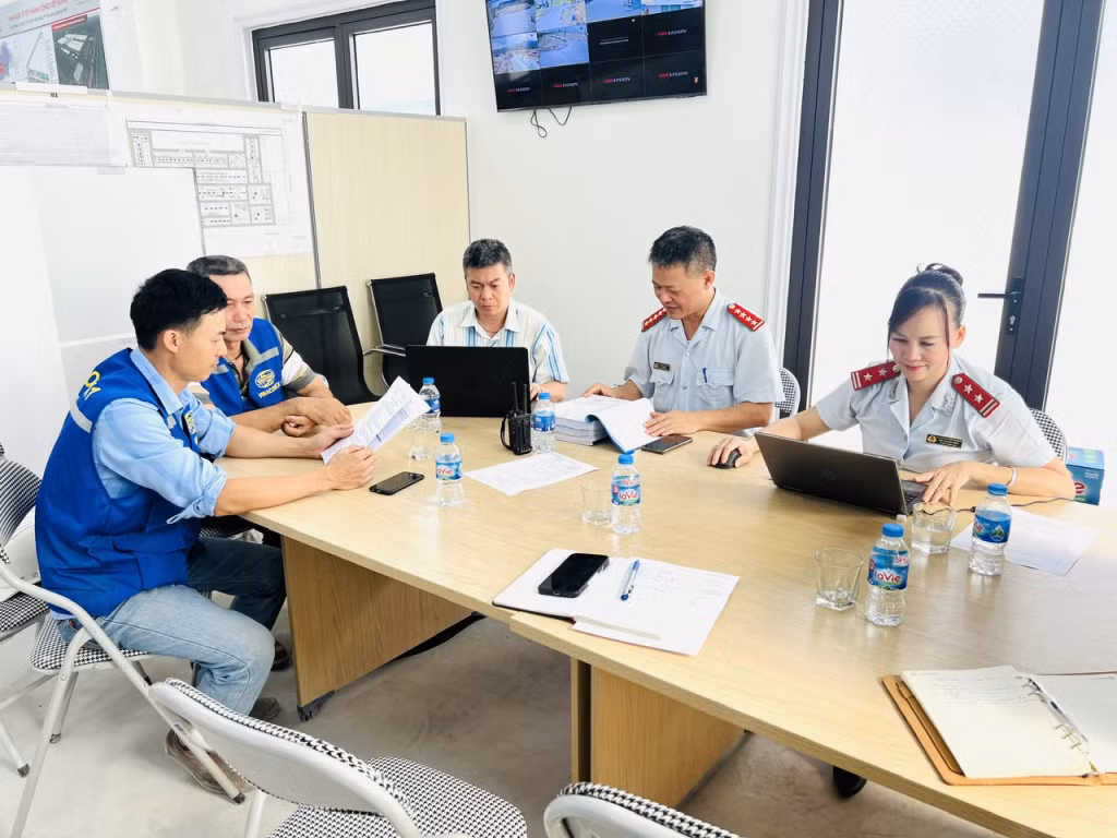 Đoàn kiểm tra làm việc với đơn vị.