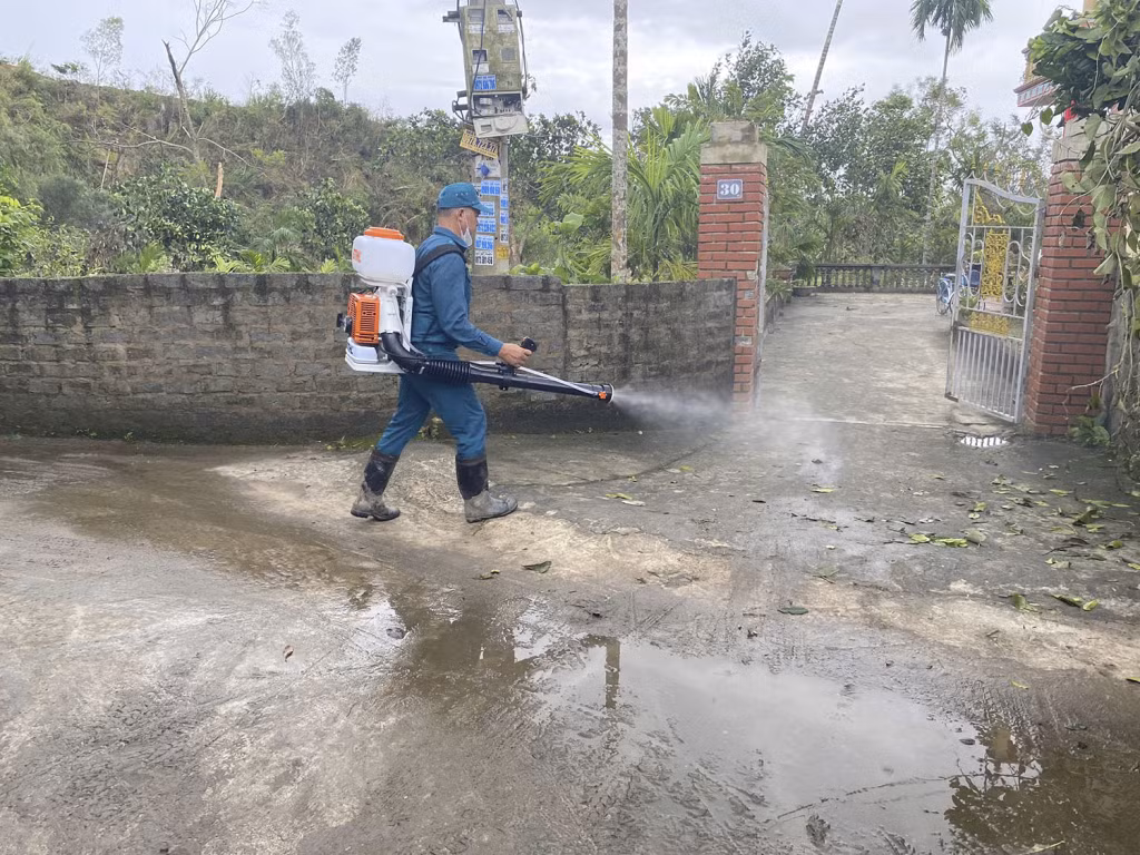 Cán bộ Trung tâm Y tế thành phố tiến hành phun khử khuẩn tại khu 2 phường Bắc Sơn sau cơn bão số 3, tháng 9/2024.