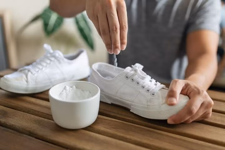 Baking soda có thể khử mùi "khó ngửi" ở giày. (Ảnh: The Spruce)