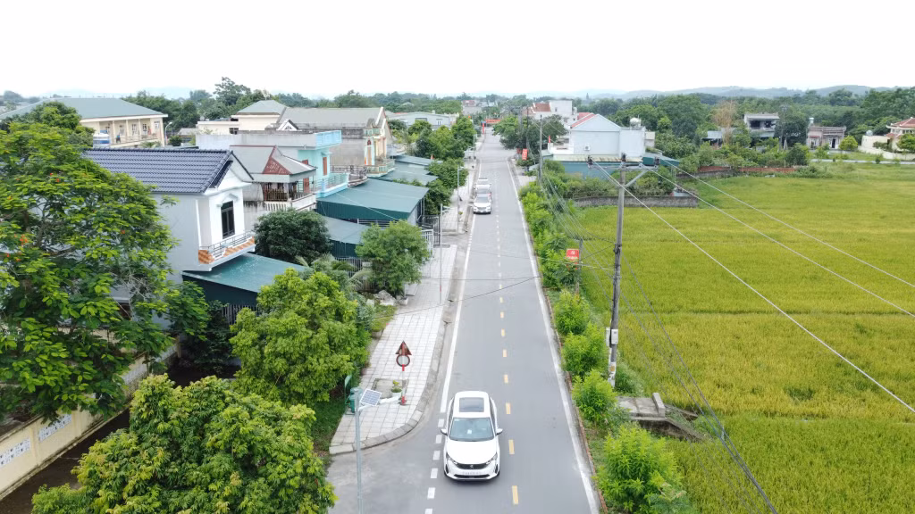 Đường giao thông nối các thôn ở xã Đầm Hà (Huyện Đầm Hà) được mở rộng, khang trang, sạch đẹp. Ảnh: Thu Chung