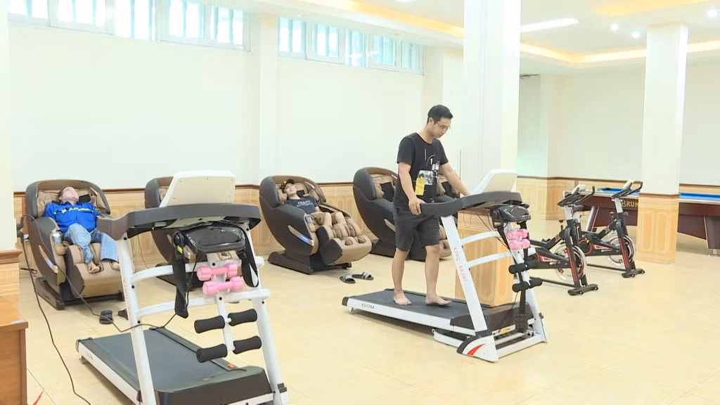 Công nhân Công ty CP Than Vàng Danh sử dụng thiết bị thể dục trong nhà tại Khu tập thể 314