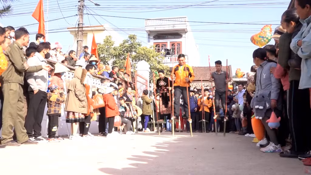 Chơi cà kheo tại chợ phiên Lương Mông (Ba Chẽ).