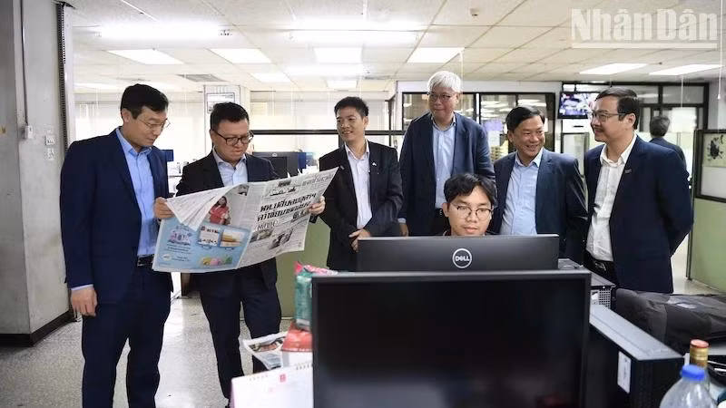 Đoàn đại biểu Hội Nhà báo Việt Nam (VJA) thăm tòa soạn báo in của Tập đoàn báo chí Matichon.
