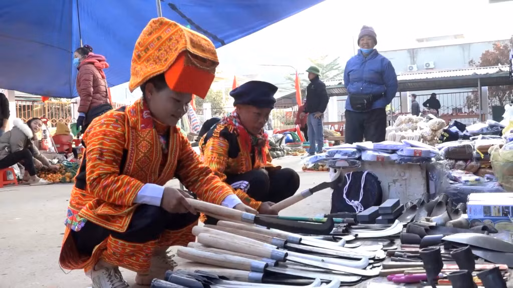 Gian hàng dụng cụ lao động sản xuất tại chợ phiên Lương Mông.