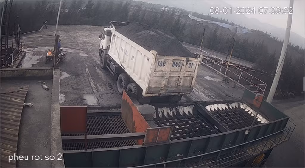 Hình ảnh các xe ô tô trong quá trình ra/vào trạm cân và đổ tải tại máng rót được truyền về phòng giám sát tập trung. Ảnh: Công ty Tuyển than Hòn Gai cung cấp