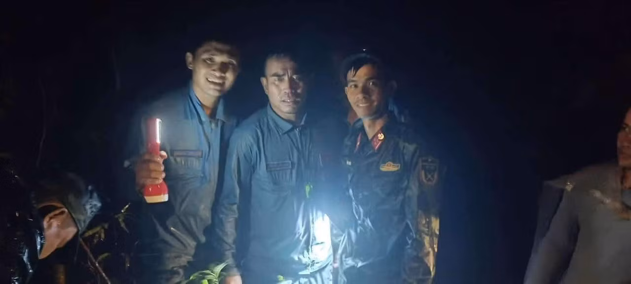 Phi công Nguyễn Văn Sơn (giữa) được tìm thấy đêm 6/11. Ảnh: Viettel