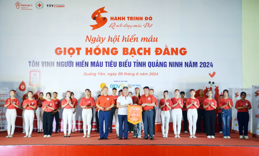 Ban Tổ chức Hành trình đỏ Trung ương và Ban Chỉ đạo Vận động HMTN tỉnh trao biểu trưng cho Ban Chỉ đạo vận động HMTN TX Quảng Yên, tháng 6/2024.