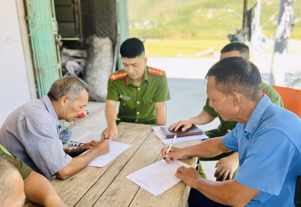 Công an xã Bằng Cả (TP Hạ Long) vận động và hướng dẫn các hộ dân ký cam kết không phạm tội và mắc vào các tệ nạn ma túy.