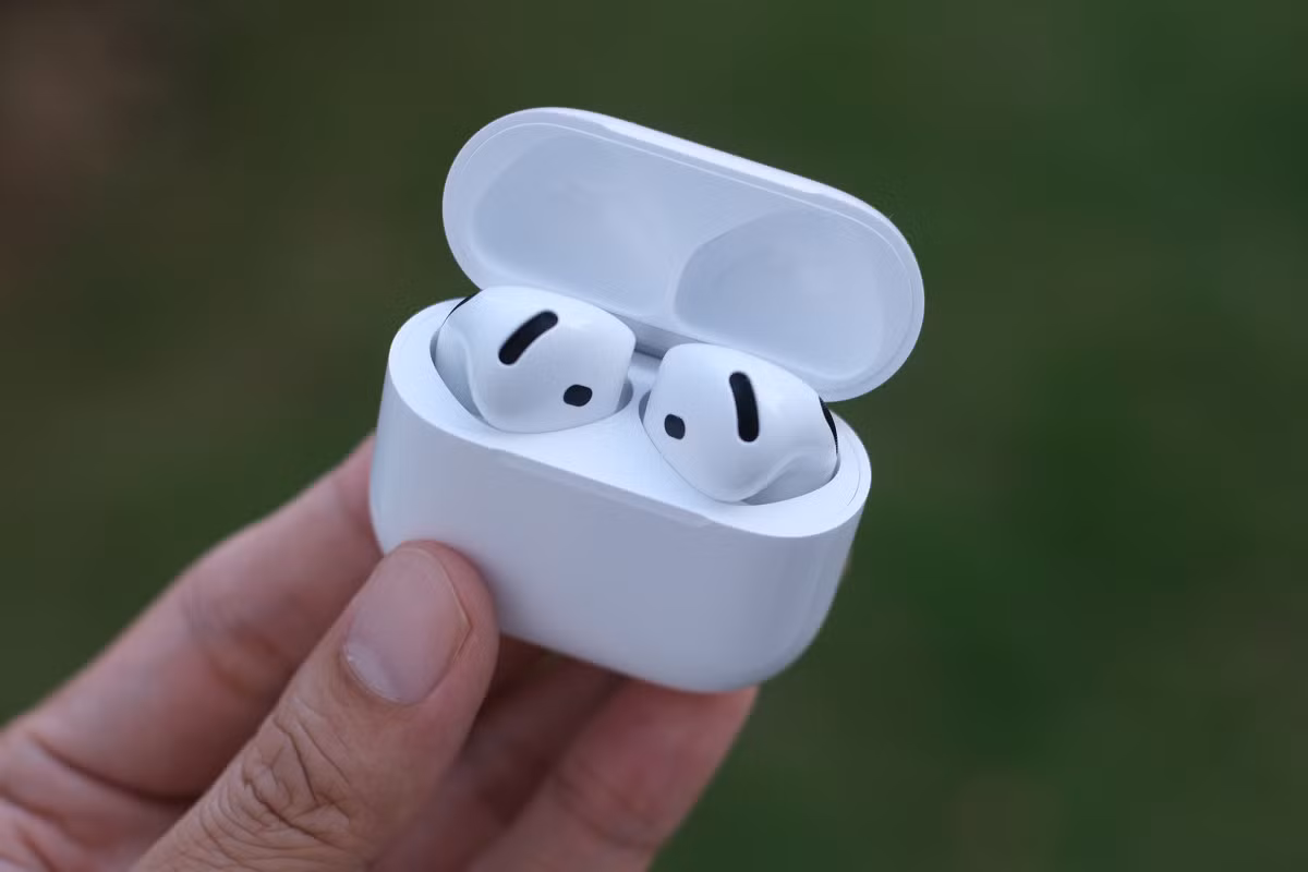 Tai nghe mới của Apple thay đổi nhẹ một số đường nét thiết kế nhưng không dễ để thấy sự khác biệt so với AirPods 3. Hai phiên bản có hoặc không có ANC giống nhau về kiểu dáng và cả các thông số về chất lượng âm thanh. Mỗi bản đều sử dụng chip H2 của Apple, cung cấp khả năng xử lý giúp tăng cường chất âm, độ rõ nét khi thực hiện cuộc gọi.