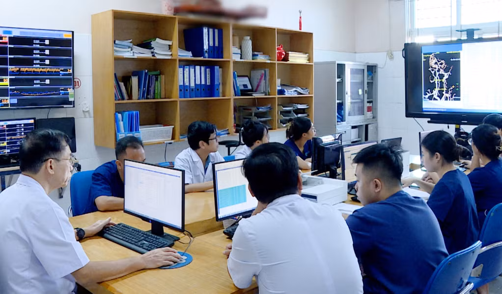 Thầy thuốc ưu tú, bác sĩ CKI Đỗ Văn Thịnh chia sẻ kiến thức, kinh nghiệm chuyên môn, chỉ dạy tận tình và truyền lửa cho các y, bác sĩ của Bệnh viện.