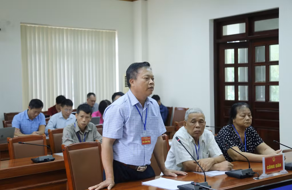 Ông Nguyễn Văn Thỏa cùng một số hộ dân khu đô thị mới đảo Sa Tô (phường Cao Xanh, TP Hạ Long) kiến nghị tại buổi tiếp công dân định kỳ tháng 8/2024 của tỉnh. Ảnh: Thu Chung
