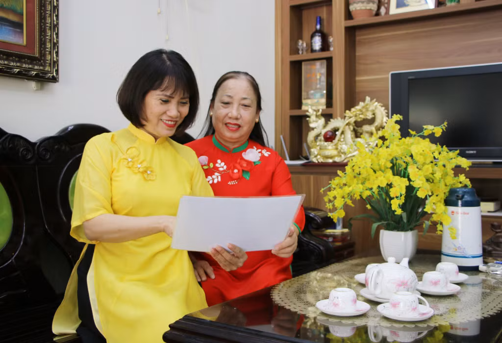Hai chị em NGƯT Hoàng Thị Vinh (bên phải) và Hoàng Thị Vân thường cùng nhau ôn lại kỷ niệm những ngày mới bước chân vào nghề giáo viên.
