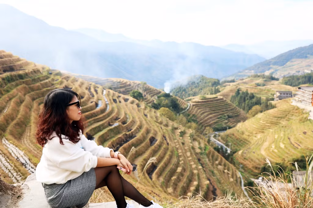 Những giây phút thư thái của du khách được ngắm nhìn cảnh sắc thiên nhiên hùng vĩ của ruộng bậc thang Long Tích từ trên cao.