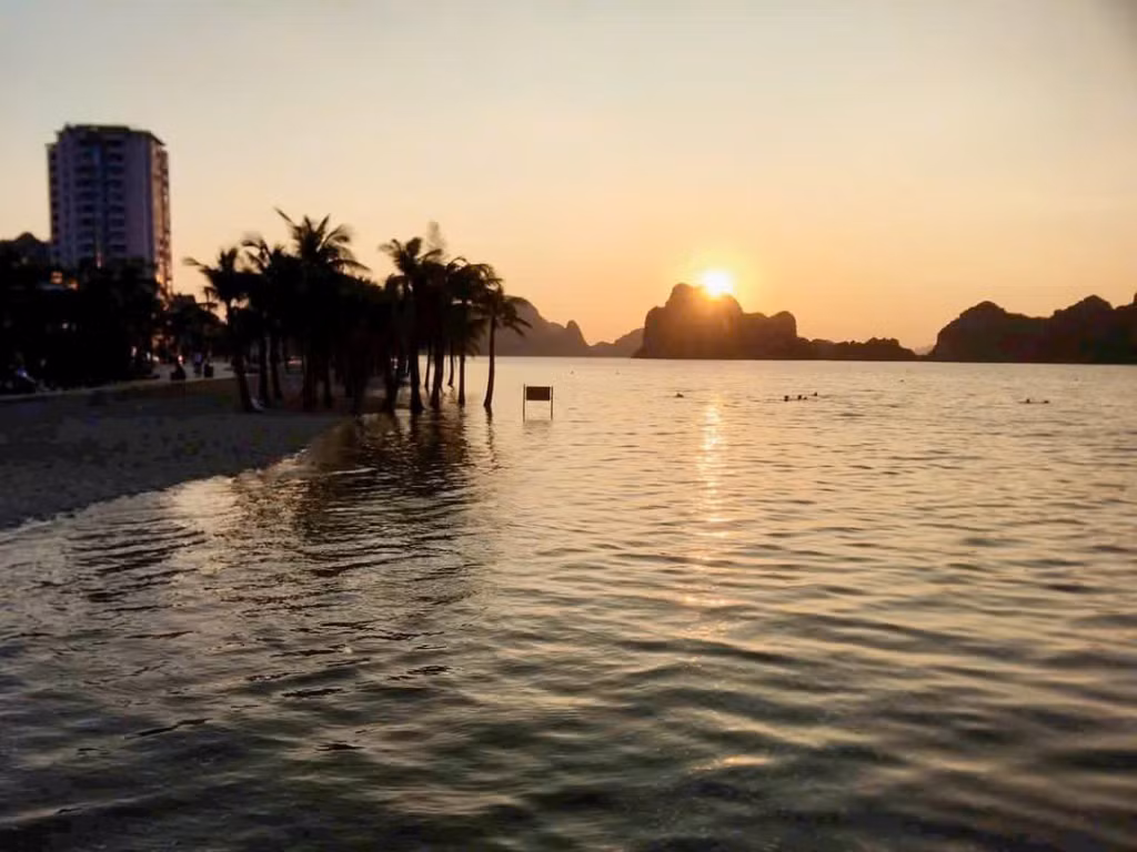 Nước triều dâng cao che lấp gần hết bãi cát của Bãi tắm Hòn Gai (phường Hồng Hà, TP Hạ Long). Ảnh: Facebook
