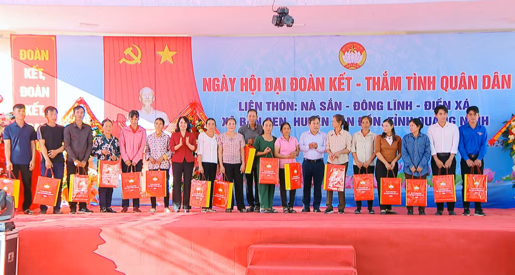 Các đồng chí lãnh đạo tỉnh tặng quà cho các hộ gia đình khó khăn trên địa bàn xã Bản Sen.