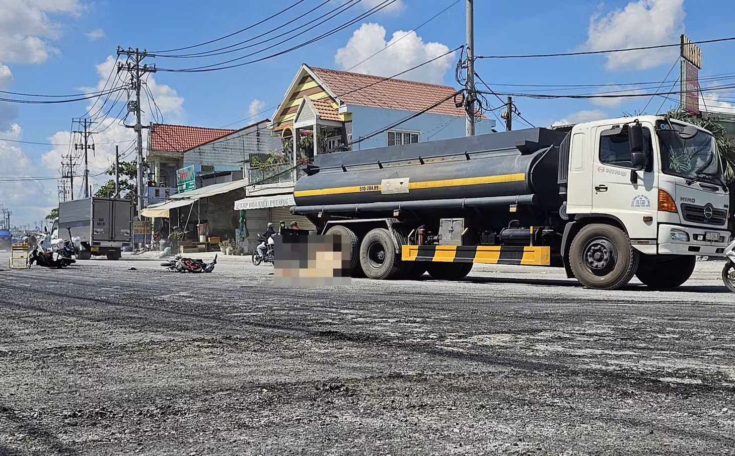 Khu vực xảy ra tai nạn đang thi công sửa chữa mặt đường. Ảnh: MK.
