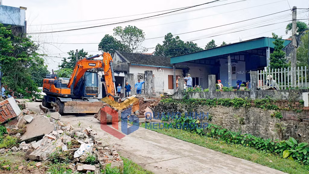 Nhiều hộ dân xã Đường Hoa (huyện Hải Hà) tự nguyện hiến đất, tài sản trên đất để làm đường giao thông (11-2024). Ảnh: Vân Anh
