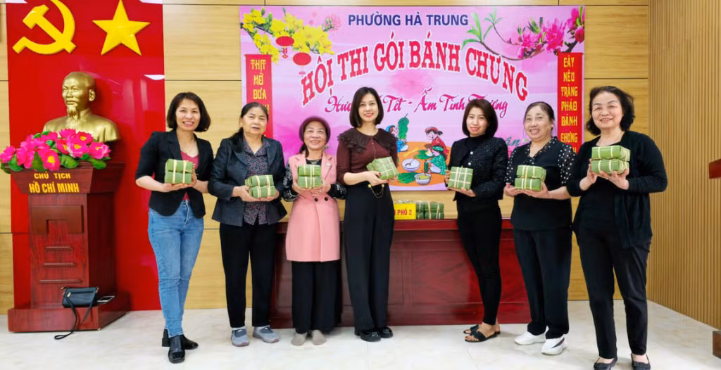NGƯT Hoàng Thị Vinh (thứ 2, phải sang) vẫn tích cực tham gia các hoạt động xã hội tại địa phương.