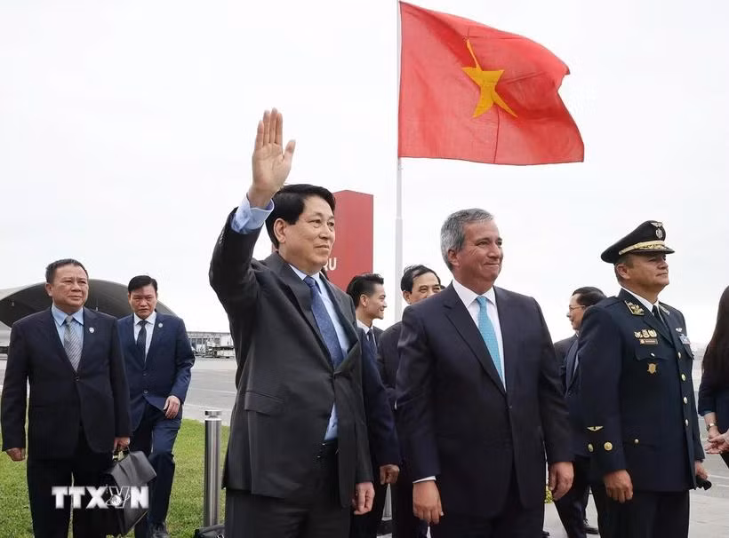 Chủ tịch nước Lương Cường đến Sân bay Quốc tế Jorge Chávez ở thủ đô Lima. (Ảnh: Lâm Khánh/TTXVN)