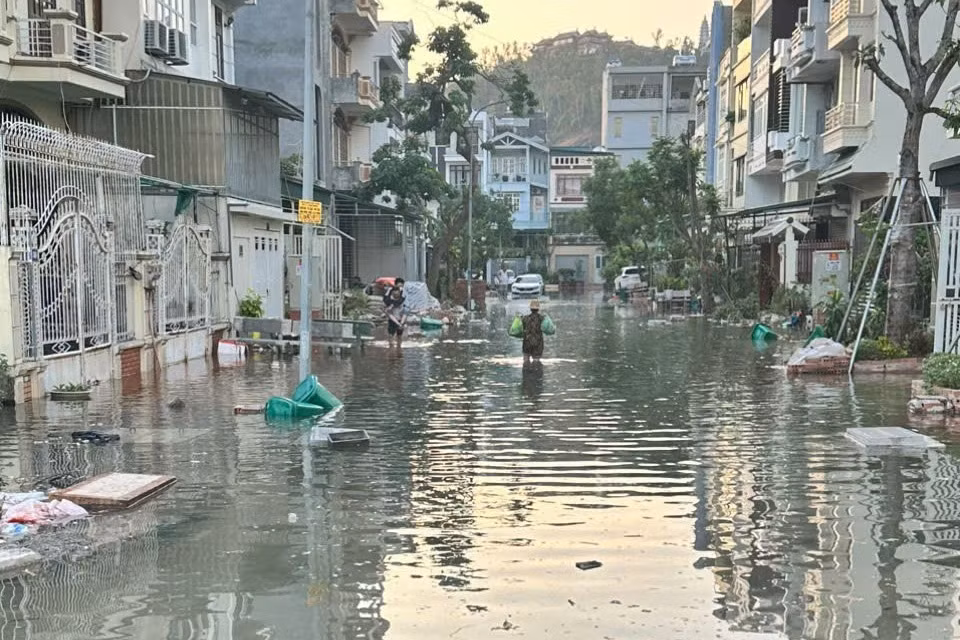 Tại khu Yết Kiêu 6 (phường Trần Hưng Đạo), nước ngập nhiều đoạn đường, chia cắt các tổ dân 6A và 6B.