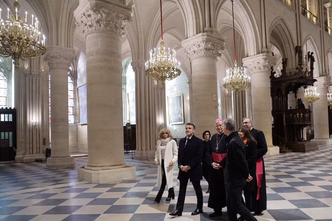 Tổng thống Pháp Emmanuel Macron và Đệ nhất phu nhân Brigitte Macron trong chuyến thăm Nhà thờ Đức Bà Paris vào ngày 29/11. Ảnh: Pool
