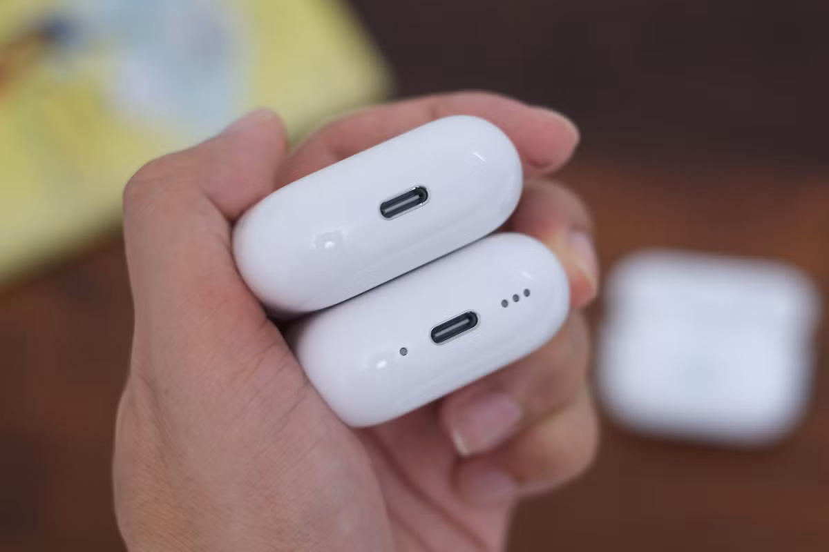 Một khác biệt nữa giữa hai phiên bản AirPods 4 là chỉ bản có ANC (bên dưới) mới có loa ngoài ở vỏ case, cạnh vị trí cổng sạc. Trang bị này giúp người dùng có thể tìm kiếm từng thành phần của tai nghe gồm cả tai, vỏ case qua ứng dụng Find My.