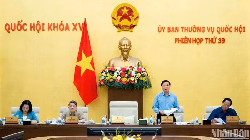 Phó Chủ tịch Quốc hội Nguyễn Khắc Định phát biểu bế mạc phiên họp. (Ảnh: DUY LINH)