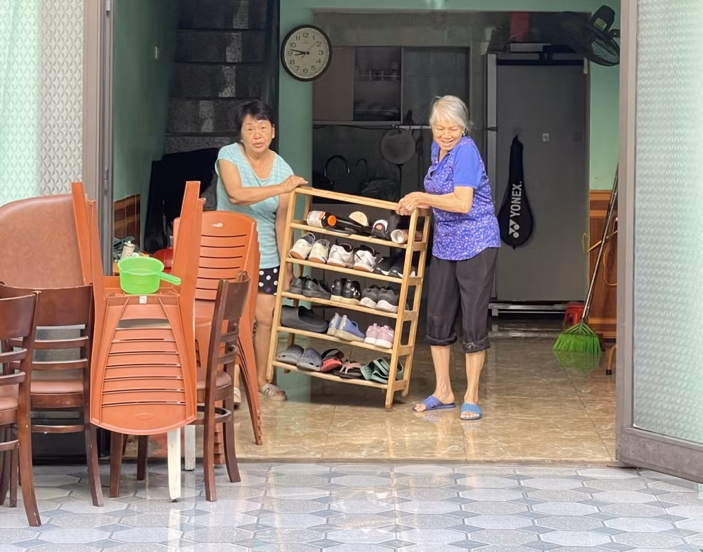 Người dân dọn dẹp, lau, rửa đồ đạc và chủ động các phương án phòng chống triều cường dâng trong những ngày tiếp theo.