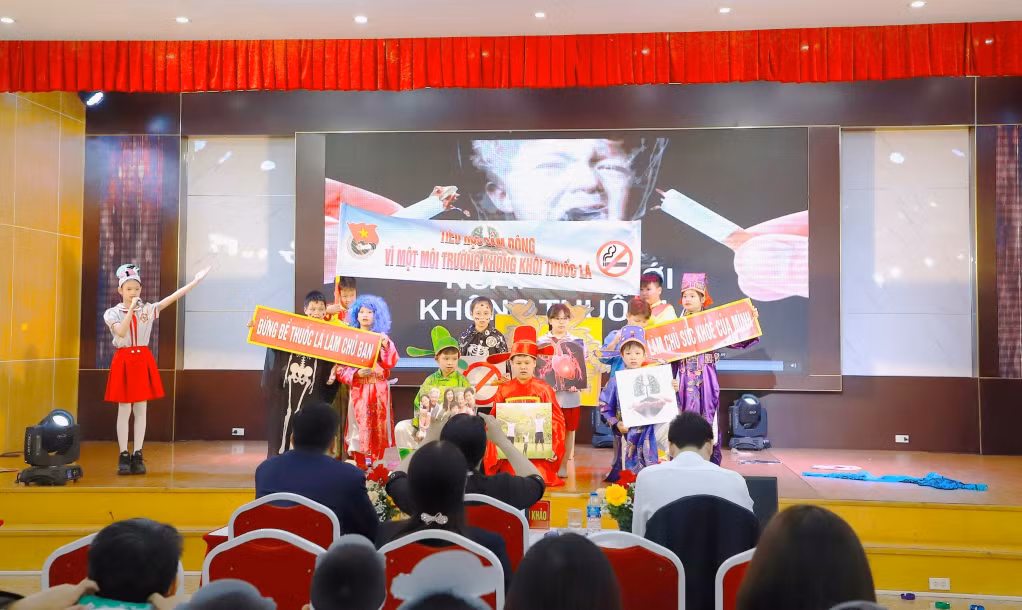 Các em học sinh tham gia phần thi chào hỏi bằng hình thức sân khấu hóa.