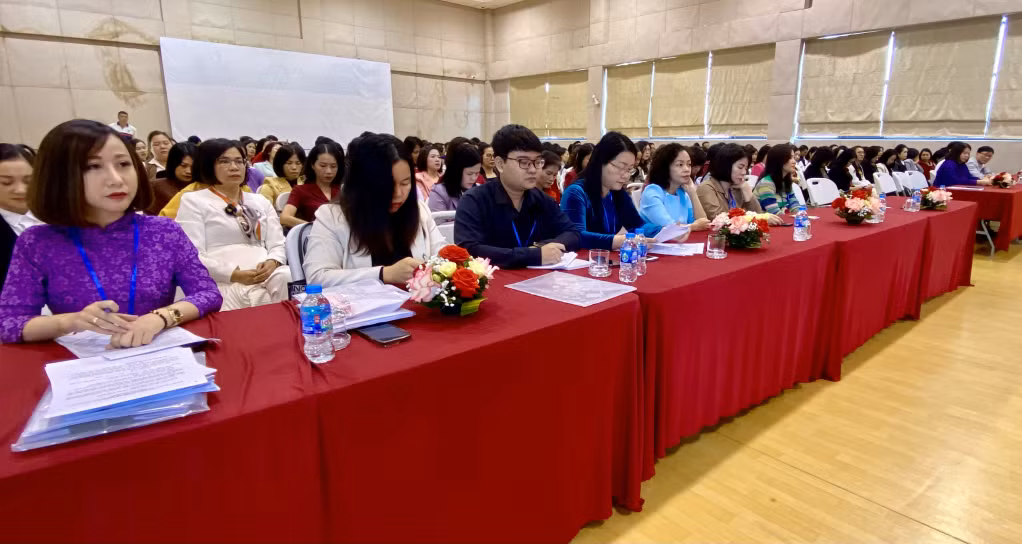 Các đại biểu và thầy cô giáo tham dự khai mạc hội thi tại điểm cầu Hạ Long.