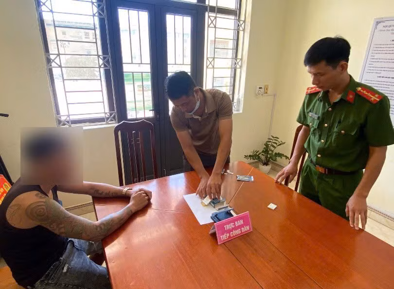 Công an xã Đồng Tiến (huyện Cô Tô) tổ chức xét nghiệm đối với đối tượng nghi vấn sử dụng trái phép ma tuý. Ảnh: Công an Cô Tô