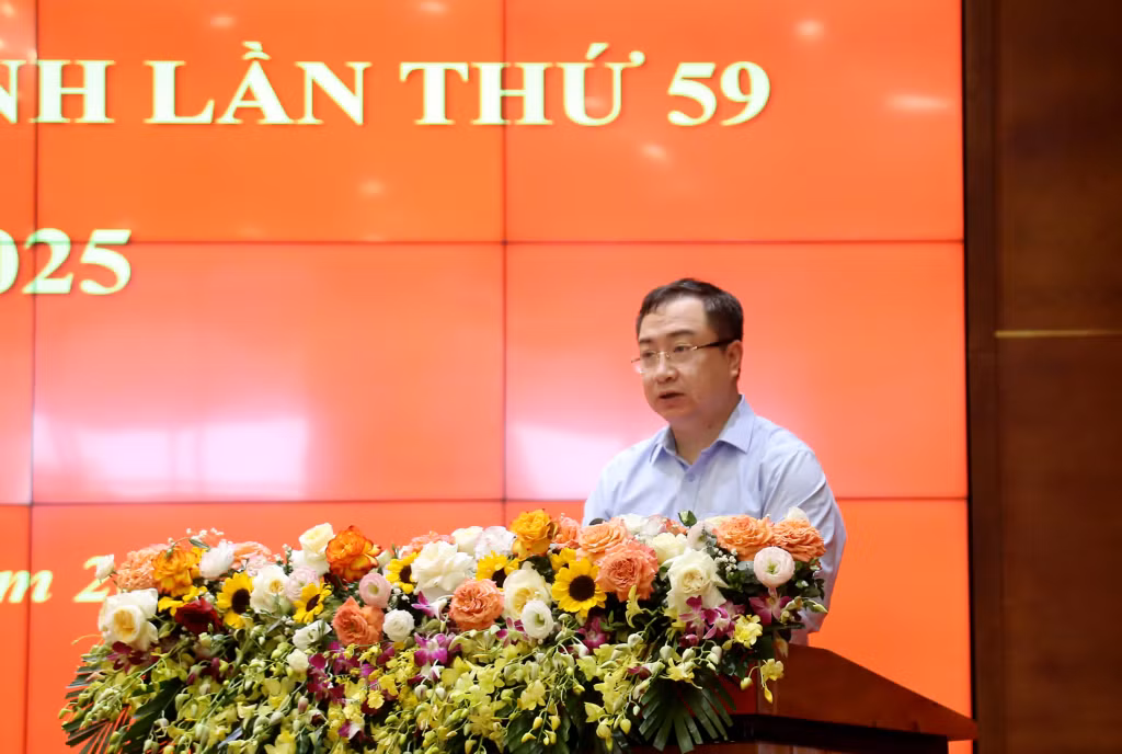 Đồng chí Đặng Xuân Phương, Phó Bí thư Tỉnh ủy, Trưởng Đoàn ĐBQH tỉnh, trình bày báo cáo tại hội nghị. 