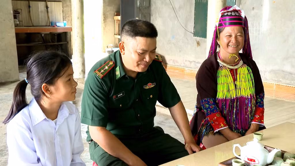 Cán bộ Đồn Biên phòng Pò Hèn thăm, động viên gia đình em Chìu Thu Hương (xã Hải Sơn).