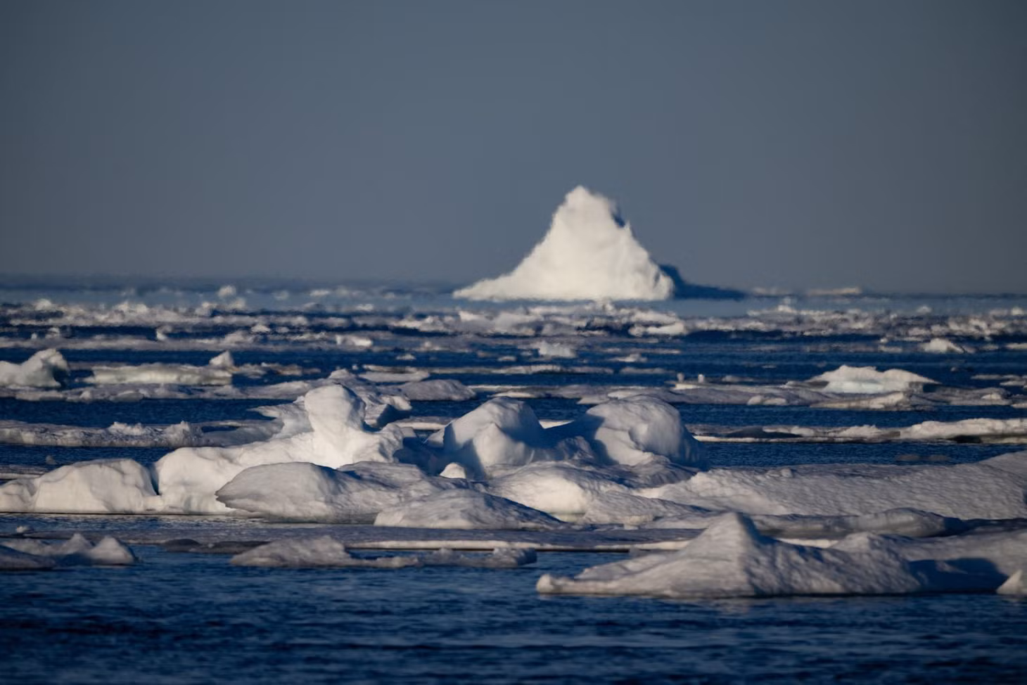 Băng tan do nhiệt độ ấm lên tại đảo Greenland thuộc Bắc Cực ngày 16/8/2023. Ảnh: AFP/TTXVN