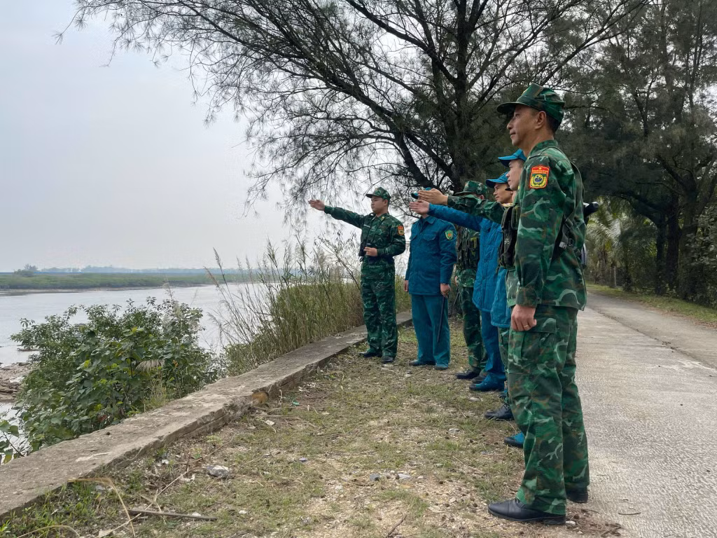 Đại úy Nguyễn Văn Chiện cùng CBCS Trạm kiểm soát biên phòng Lục Lầm tuần tra, kiểm soát khu vực biên giới