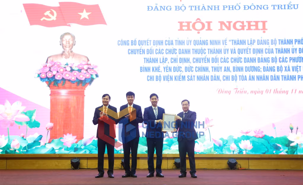 Đồng chí Đặng Xuân Phương, Phó Bí thư Tỉnh ủy, Trưởng Đoàn ĐBQH tỉnh trao Quyết định của Ban Chấp hành Đảng bộ tỉnh về thành lập Đảng bộ TP Đông Triều (11-2024). Ảnh: Nguyễn Thanh