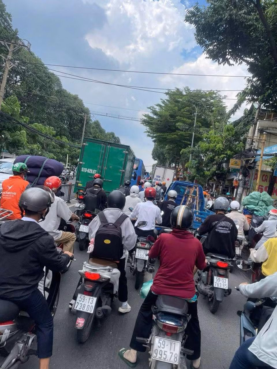 Giao thông ùn tắc do vụ xe tải lật.
