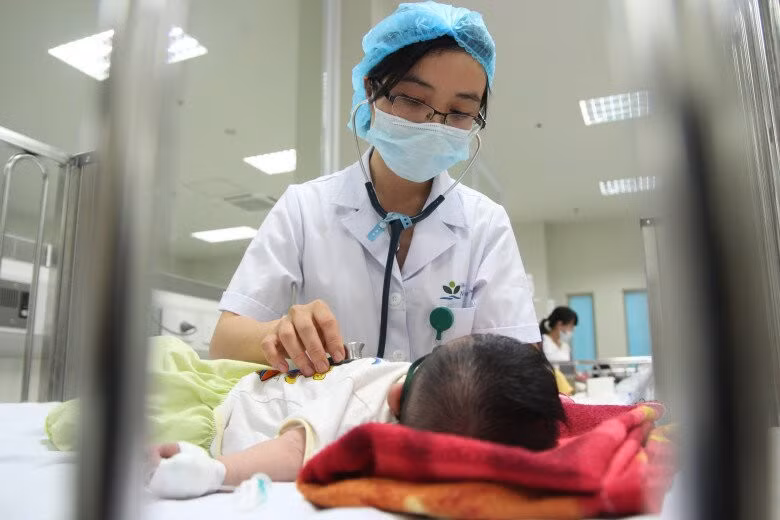 Trẻ nhập viện do viêm màng não tăng (Ảnh minh họa/PV)
