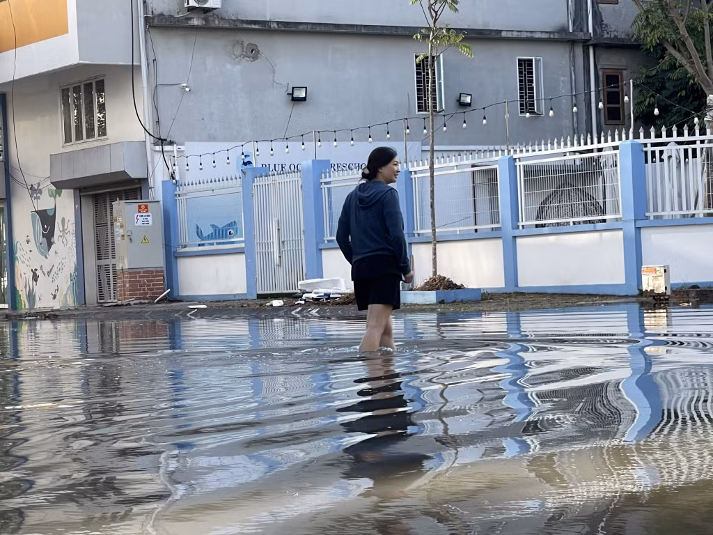 Nước ngập đến đầu gối làm ảnh hưởng đến việc đi lại và sinh hoạt của người dân.