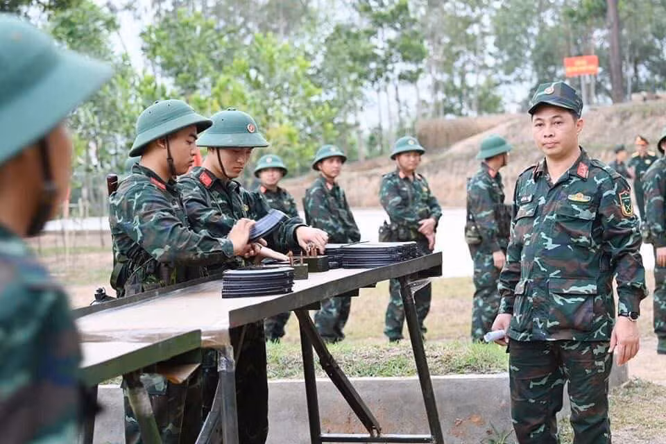 Trung tá Nhữ Văn Thọ, Phó Tham mưu trưởng, Ban CHQS huyện Tiên Yên trong một buổi huấn luyện.