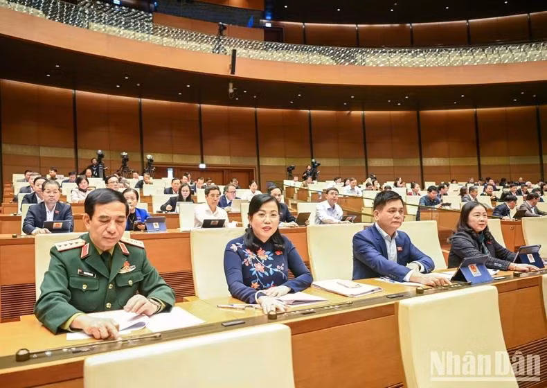 Các đại biểu tiến hành biểu quyết.