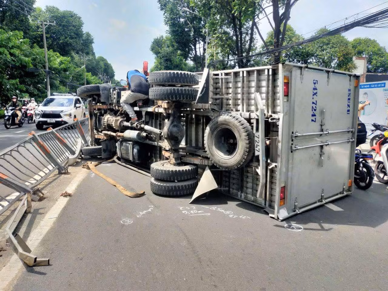 Hiện trường vụ lật xe tải trên đường Quang Trung, quận Gò Vấp.