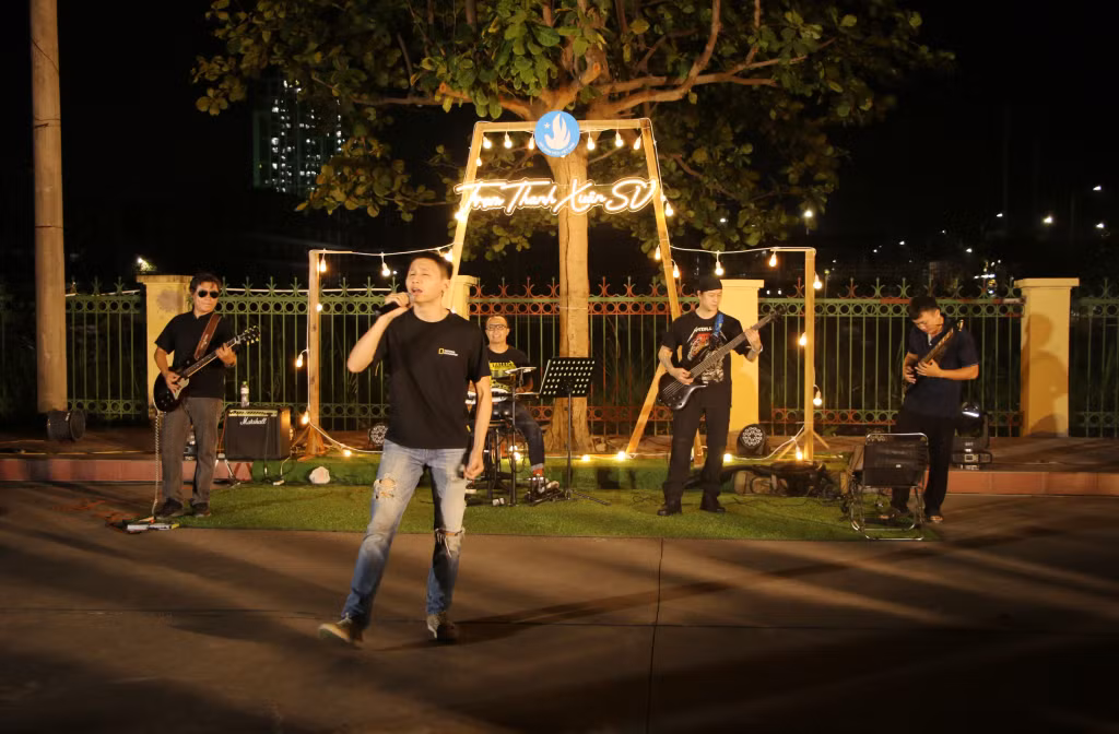 Tiết mục biểu diễn sôi động của câu lạc bộ Guitar Quảng Ninh.