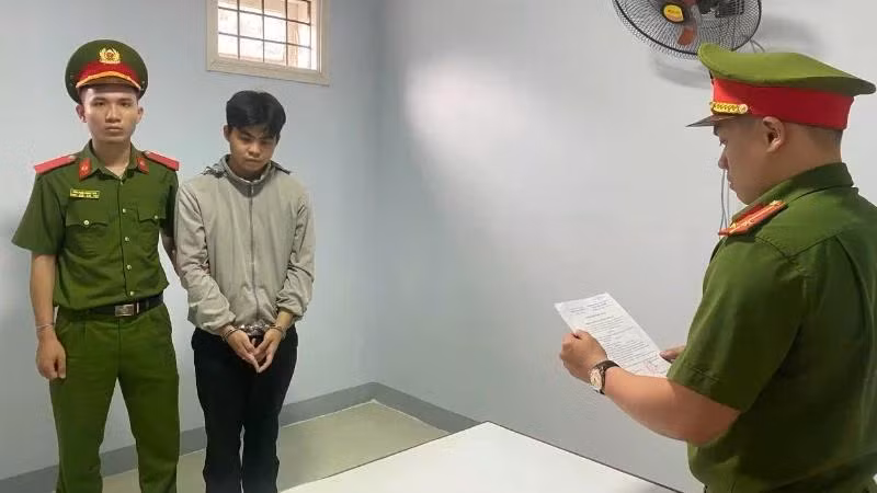 Cơ quan Cảnh sát điều tra Công an thành phố Đà Nẵng tống đạt các quyết định đối với Nguyễn Tài. (Ảnh: Công an cung cấp)