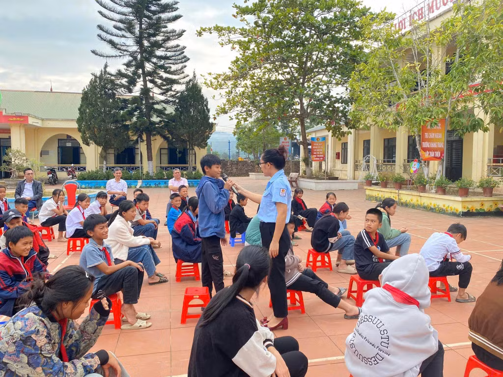 Cô giáo Nịnh Thị Vân, giáo viên Trường THCS Đạp Thanh (huyện Ba Chẽ) tổ chức hoạt động ngoại khóa cho học sinh. (Ảnh: NVCC)