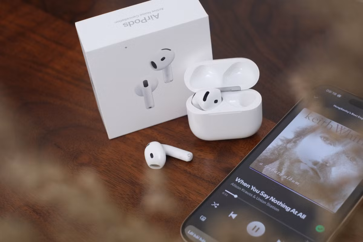 Cùng với trải nghiệm đeo thoải mái, AirPods 4 ANC trở thành model đáng tiền hơn hẳn nhờ khả năng chống ồn chủ động. Đây không phải sản phẩm đầu tiên dạng này bởi trước đó đã có sự xuất hiện của Samsung Galaxy Buds 3. Tuy nhiên, khả năng chống ồn của tai nghe Apple ấn tượng hơn.