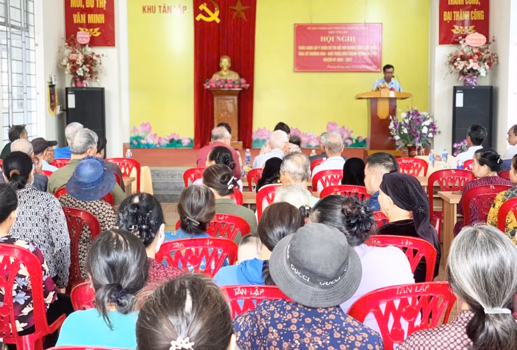 Người dân khu Tân Lập, phường Phương Đông hiệu thương tìm nhân sự bầu cử trưởng thôn khoá 2025 - 2027.