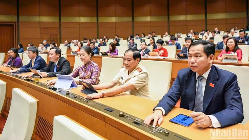 Đại biểu Quốc hội bấm nút thông qua dự thảo Nghị quyết. (Ảnh: DUY LINH)