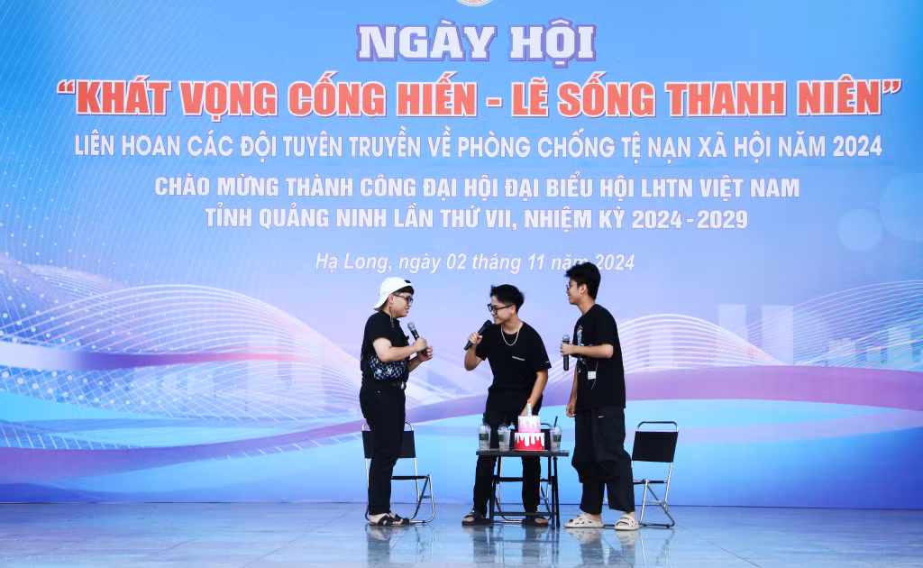 Phần thi tiểu phẩm tuyên truyền của đội thi trường THPT Chuyên Hạ Long.