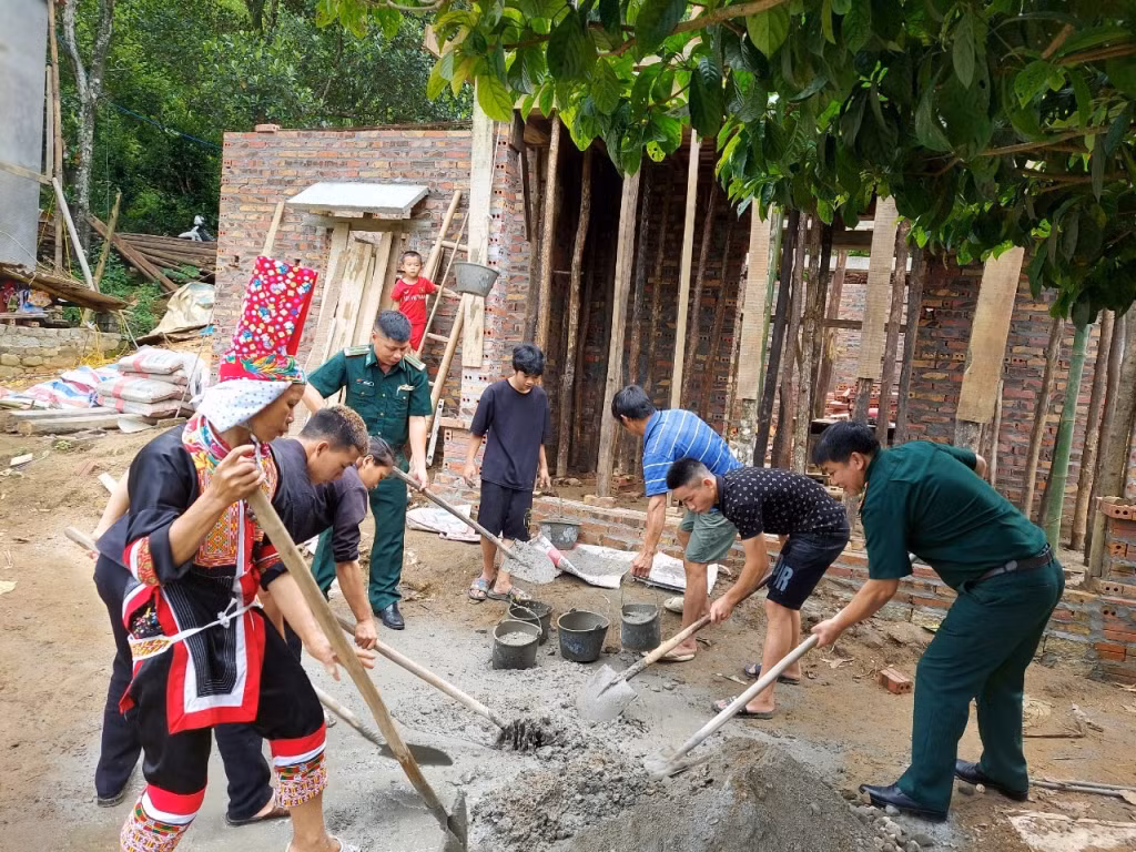 Đồn Biên phòng cửa khẩu Hoành Mô hỗ trợ người dân xây "Mái ấm biên cương". Ảnh: Hoàng Yến